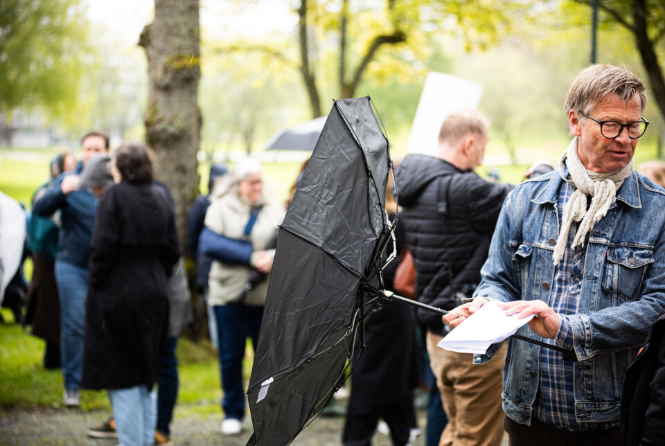 Det dårlige været, som på mirakuløst vis tok en pause under demonstrasjonen, kom tilbake med vind og regn så snart allsangen var over. Demonstrasjon for barn på Gaza ved DMMH 250521