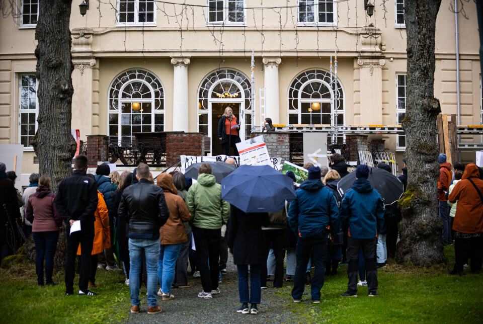 De ansatte ved Dronning Mauds Minne Høgskole samlet seg onsdag i parken utenfor høgskolen for å markere motstand mot krigen i Gaza. Demonstrasjon for barn på Gaza ved DMMH 250521