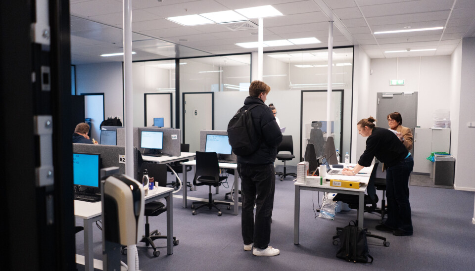 Hvem var det som hadde skrevet notatene som lå på studentens pult, og når tok studenten dem med inn i eksamenslokalet? Mye usikkerhet rundt hva som hadde skjedd, førte til at studenten, som først hadde blitt felt for fusk, ble frikjent. Dette er et illustrasjonsbilde, og personene på bildet har ingenting med saken å gjøre.