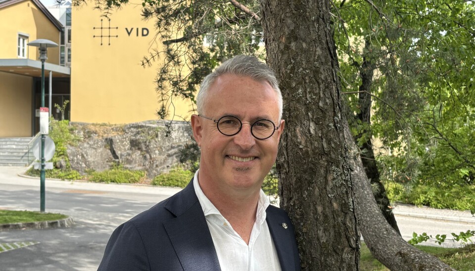 Rektor Bård Mæland ved VID vitenskapelige høyskole er glad for at veilederen fra Nokut nå er kommet. Dermed fortsetter deres arbeid om å ha en søknad klar om universitetetsstatus for VID, i løpet av høsten.