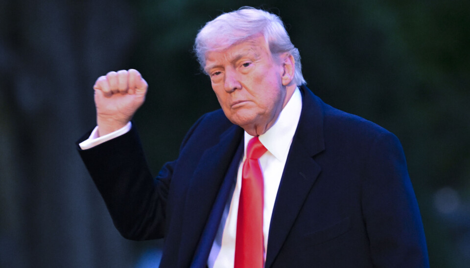 USAs president Donald Trump innfører nok et tiltak som rammer Harvard hardt. Donald Trump med hevet knyttet hånd