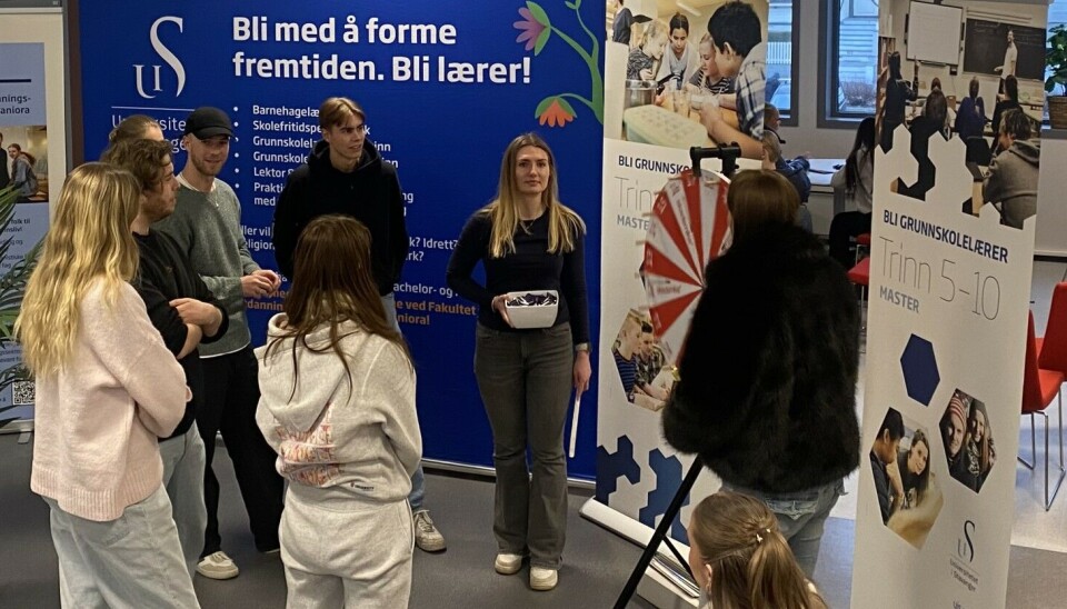 Jonas Ibsen (med caps) og Sofie Bønes (med godteriskål) har jobba for Universitetet i Stavanger for å få fleire til å gjera som dei: Velja læraryrket.
