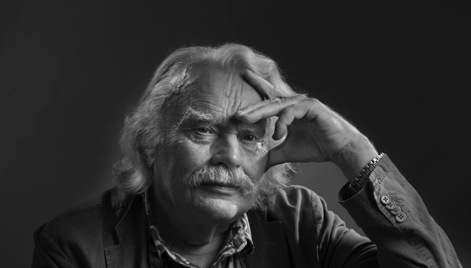 I 2005 fikk Jon-Roar Bjørkvold nok og sa opp jobben. Portrett av eldre mann med lyst, halvlangt hår og bart. Han har handa på den ene siden av panna og ser tenksom ut