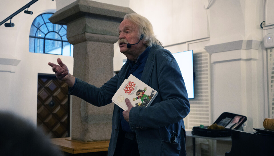 Musikkforsker Jon-Roar Bjørkvold vil få norske soldater og befal til å synge, som en metode å styrke Forsvaret på. Mann holder foredrag og viser fram ei bok han har skrevet