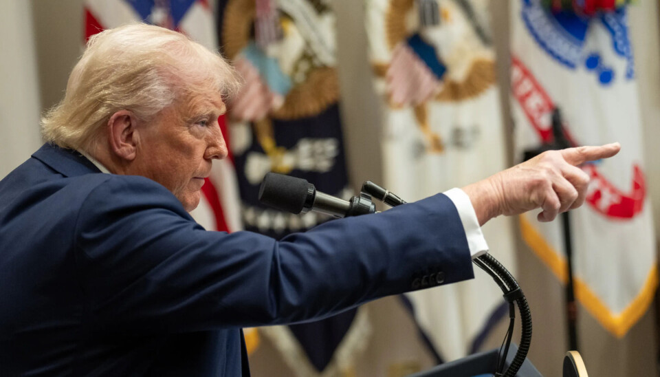 USAs president Donald Trump setter nå behandlingen av visumsøknader fra studenter og gjesteforskere på vent. Trump på talerstol peker mot publikum