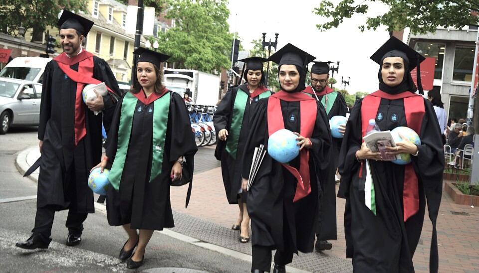 Mange av studentene som uteksamineres fra Harvard er internasjonale studenter. For ikke-amerikanske studenter som blir igjen i Boston, er mye usikkert. — Jeg håper dere er like stolte som jeg er over å være en del av denne institusjonen i et historisk øyeblikk, sa dekan Sean Kelly under avslutningsseremonien.