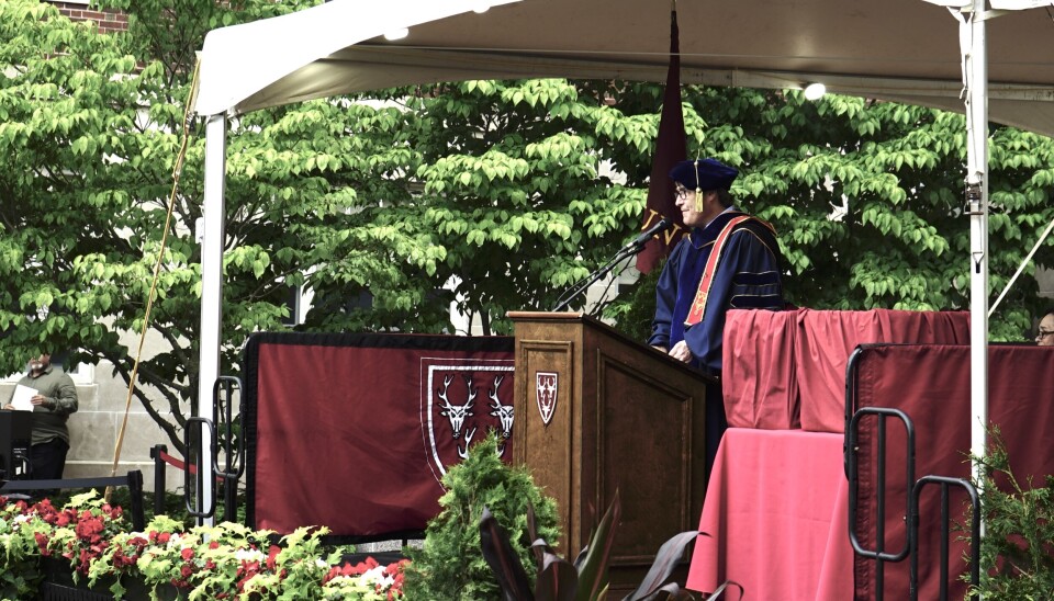 En dommer nettopp stanset planene om å ekskludere internasjonale studenter fra Harvard, sa dekan Sean Kelly under avslutningsseremonien torsdag.