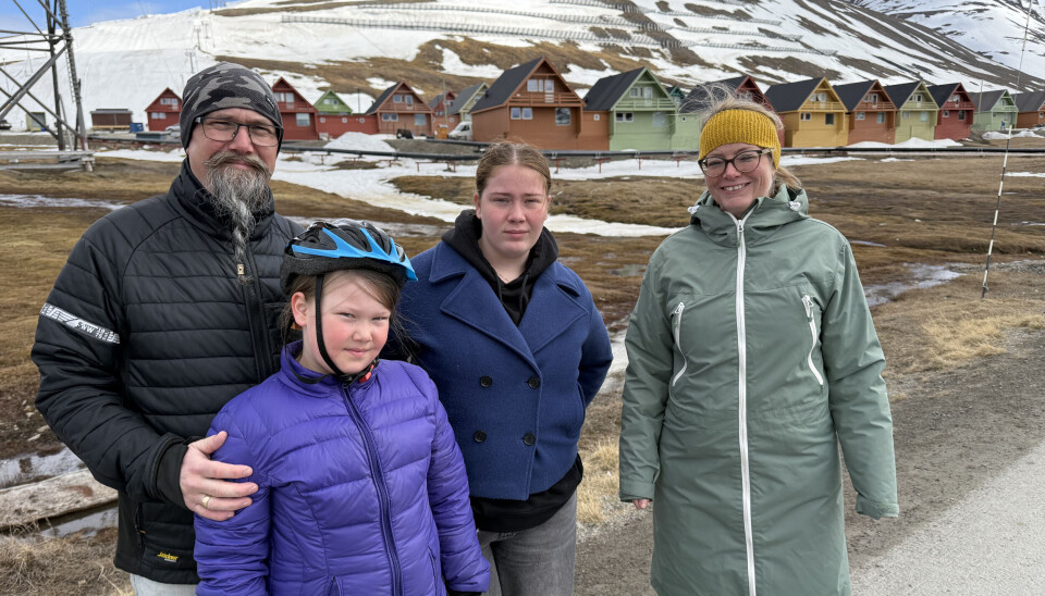Spisshusa er eit kjenneteikn i Longyearbyen. Dei fleste husa i byen er ikkje i privat eige, hus og jobb følgjer stort sett kvarandre. Biletet er teke 1. juni, dagen før var det snø i lufta. — Me har kjøpt nye vinterklede, seier mor Inger Helen.