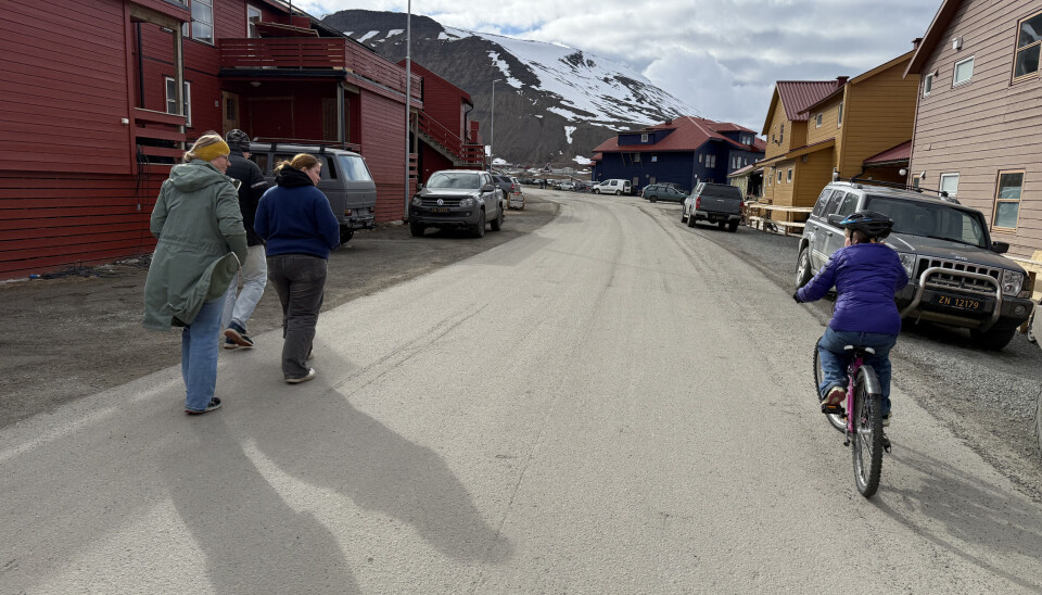Snøen ligg framleis langt nedover fjellsidene, men ti år gamle Gyda Sofie Sekse Hilleren har funne fram sykkelen. Mor Inger Helen, far Frode og storesøster Kjirstina er med på tur.