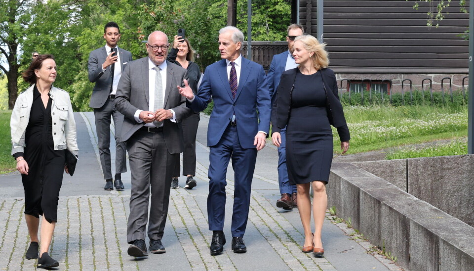 Statsminister Jonas Gahr Støre på vei inn på Universitetet i Oslo for å offentliggjøre hvem som får KI-milliarden. Lengst til venstre er prorektor ved UiO Åse Gornitzka, ved siden av henne Gunnar Bovim, styreleder i Forskningsrådet, og til høyre forsknings- og høyere utdanningsminister Sigrun Aasland.