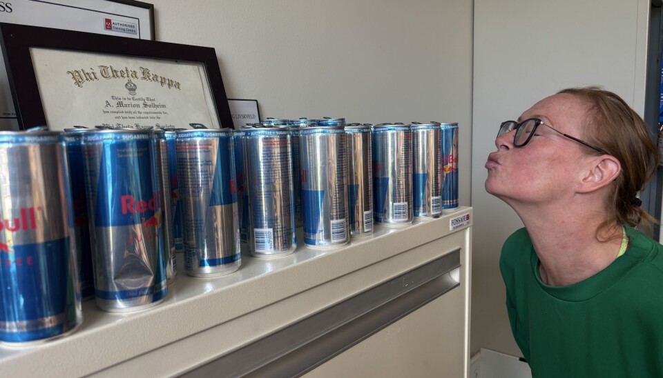 Marion Solheim med sine kjære raude og blå Red Bull-boksar. Diplombevisa frå karrieren hamnar i andre rekkje.
