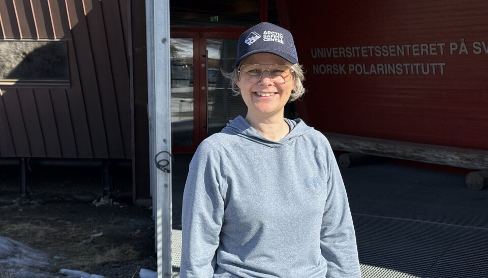 Gunhild Birgitte Sætren har ansvar for at både lokalbefolkninga og studentane får forskingsbasert kunnskap om sikkerheit i Arktis. Senteret har masterkurs med studiepoeng, men kursar òg næringsliv og dei som bur i Longyearbyen i mellom anna korleis ein skal aggera om ein møter ein isbjørn.