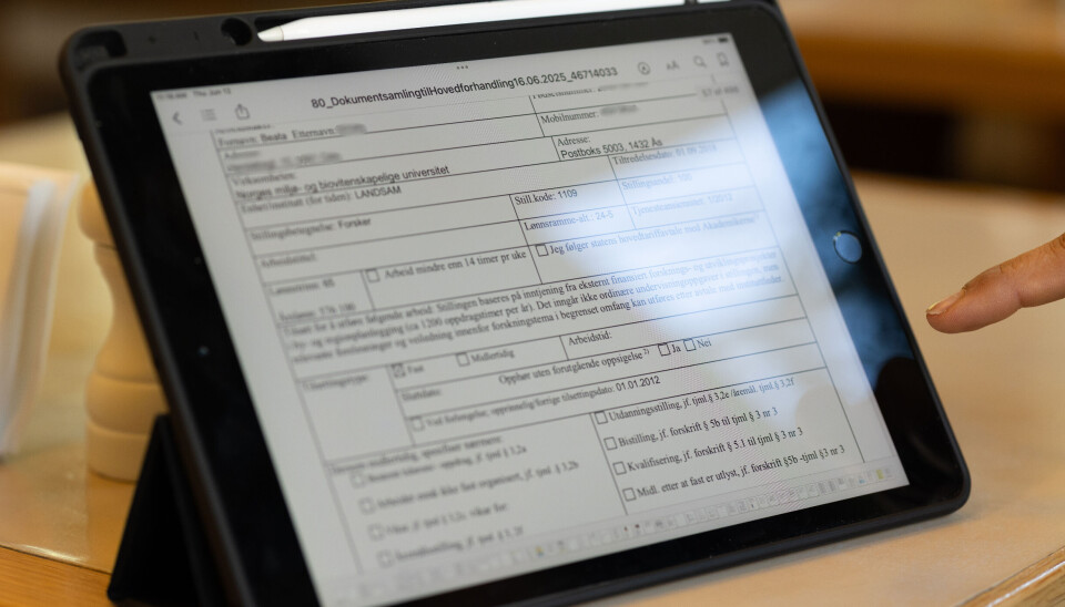 Arbeidsavtalen spesifiserer at stilling er basert på eksternt finansierte prosjekter. Beata påpeker at det ikke står noe sted at stillingen regnes som særlig uavhengig.