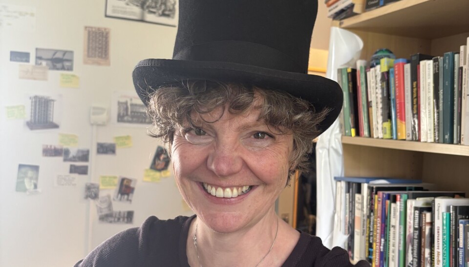 Jeg kjører et rollespill for studentene og forteller om Charles Babbage, mannen som fant opp den første datamaskinen. Da må jeg bruke denne flosshatten, sier Jill Walker Rettberg..