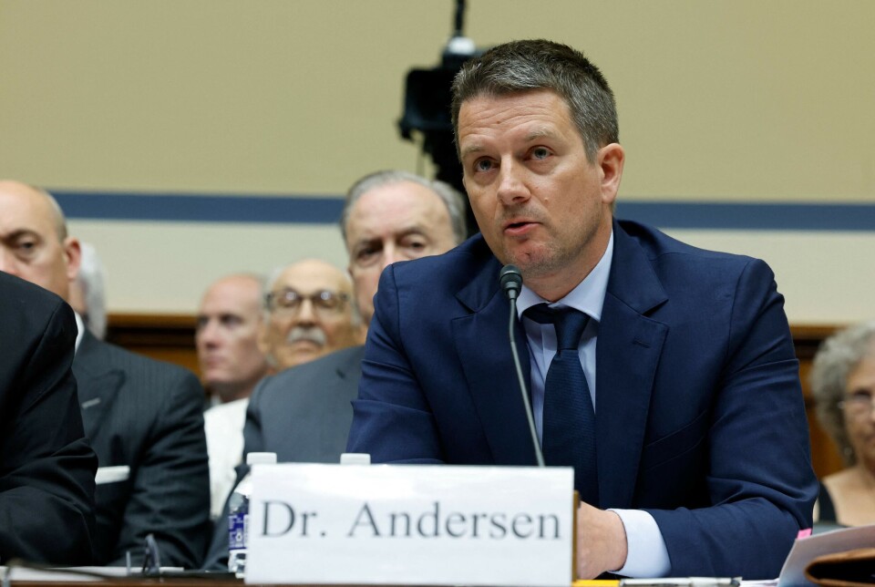 En tidlig usikkerhet rundt hvorvidt koronaviruset kom fra et laboratorium eller et dyr endte med at Kristian Andersen måtte møte til høring foran den amerikanske korona-komiteen i 2023. Nå mister senteret han jobber for støtte, og doktoren selv kan havne i Norge.