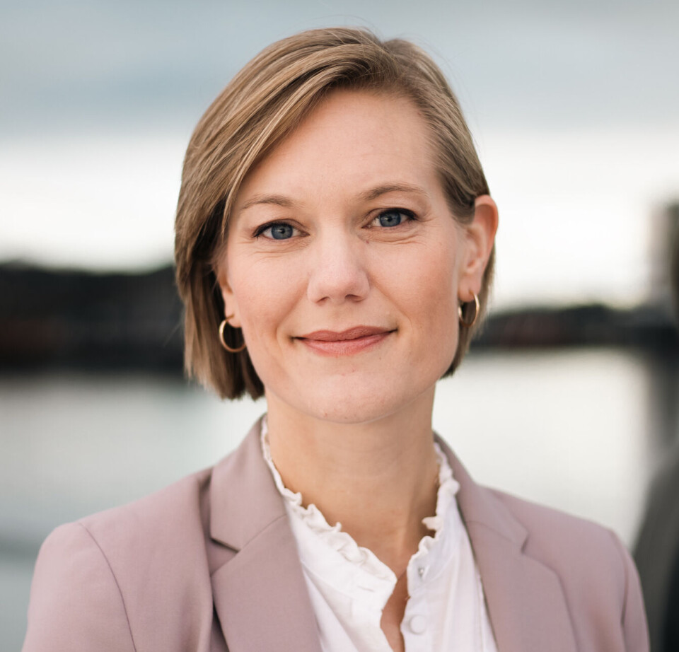 Sigrid Bratlie er kritisk til forsøket på å få Kristian Andersen til Norge. Portrett av kvinne med kort hår og dus rosa jakke.