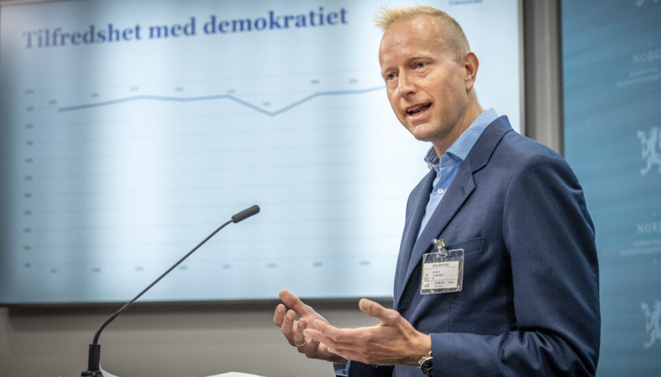 Folk er nå opptatt av de nære ting og det gjelder også studentene, sier valgforsker Johannes Bergh. Arkivbilde. Mann står på en talerstol, snakker og gestikulerer. I bakgrunnen ser vi en graf som viser tilfredshet med demokratiet