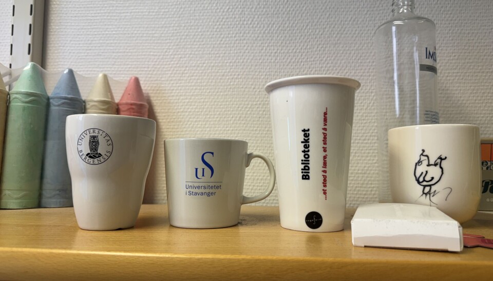 På øverste hylle står koppene fra bibliotek Bøyum har jobbet på eller samarbeidet med, som gode minner.