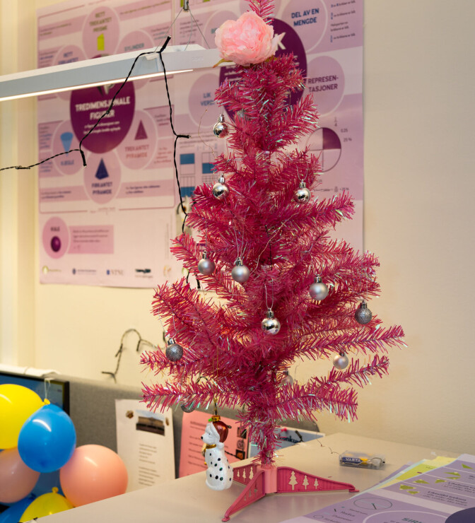 Juletreet kom fra en kollega, og står fremme året rundt. Et rosa plastjuletre.