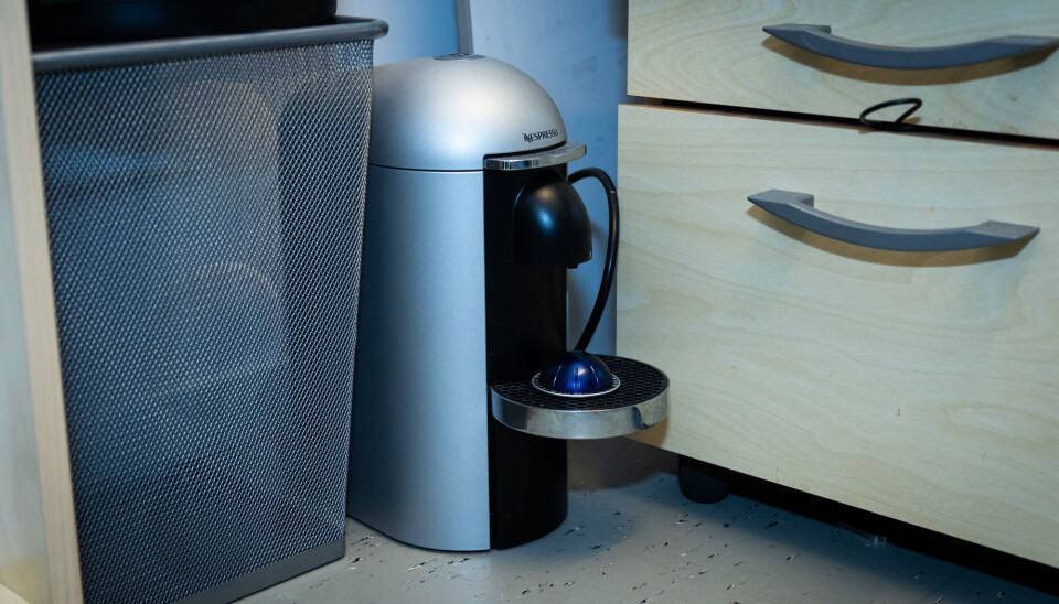 Kaffemaskin søker kaffedrikker — etter å ha blitt byttet ut med en finere variant hjemme. Beate W. Hygen på sitt kontor.