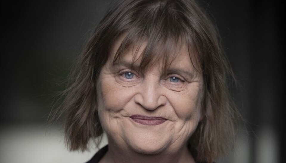 En ond sirkel, mener Elin Ørjasæter, som skriver at akademia har lagt til rette for at det er mulig å komme seg gjennom studiet uten å lese. Samtidig har forlagenes forretningsmodeller bidratt til at bøkene blir dårligere enn de hadde trengt å være. Elin Ørjasæter med lilla bluse og svart jakke