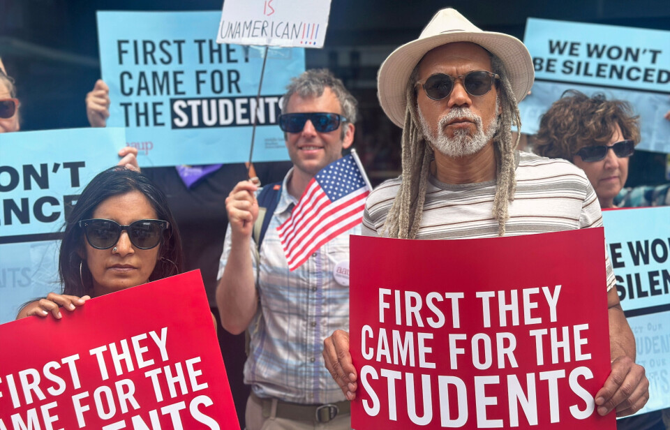 Demonstrantar samla utanfor eit rettslokale i Boston måndag for å vise støtte til eit søksmål mot Donald Trumps plan om å deportere studentar som har vist støtte til palestinarar.