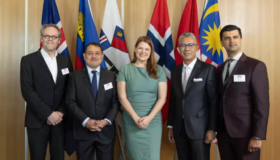 Fra venstre dekan på Det teknisk-naturvitenskapelige fakultet Øystein Lund Bø ved Universitetet i Stavanger, president ved Universiti Teknologi Petronas Mohamed Firouz Asnan, næringsminister Cecilie Myrseth (Ap), industriminister i Malaysia Tengku Zafrul Aziz, og professor ved USN Salman Nazir.