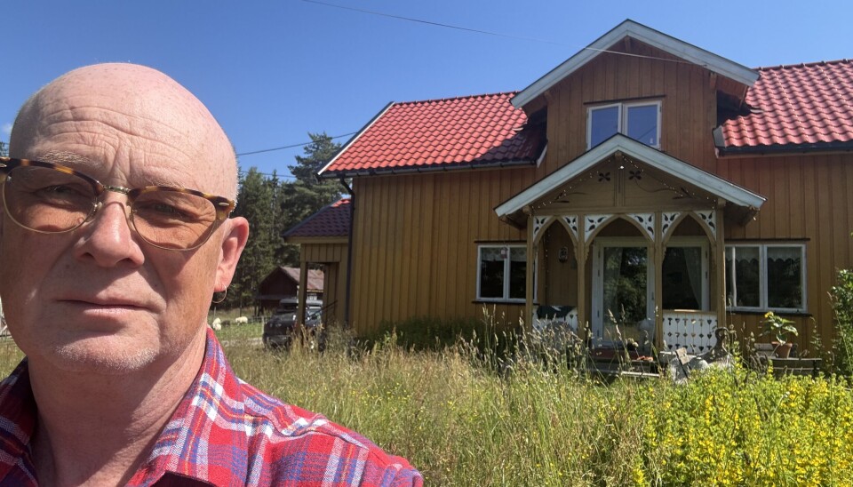 Dette huset har gitt Tor Einar Bjørnhullet Bekken tilhørighet og kontakt med slekta. Mann står foran et gult hus