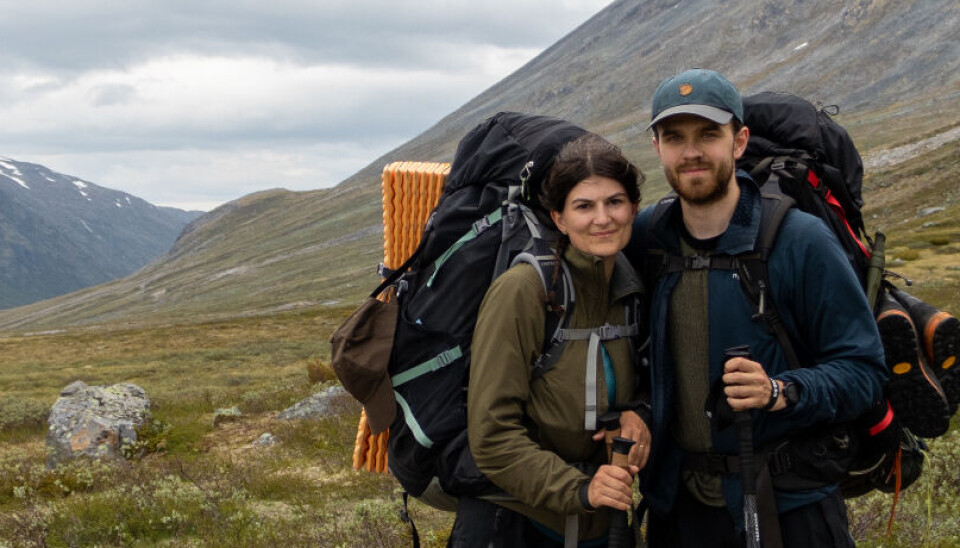 I Jotunheimen. Her ser ein nokre skyer, og paret fortel at dei hadde nokre dagar med regn. Men for det meste kunne dei gå i fint ver sørover.