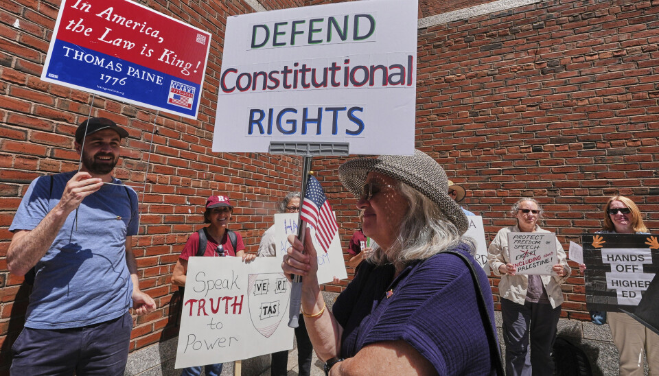Demonstranter utenfor rettssalen i Boston mandag. Demonstranter med plakater utenfor rettssal