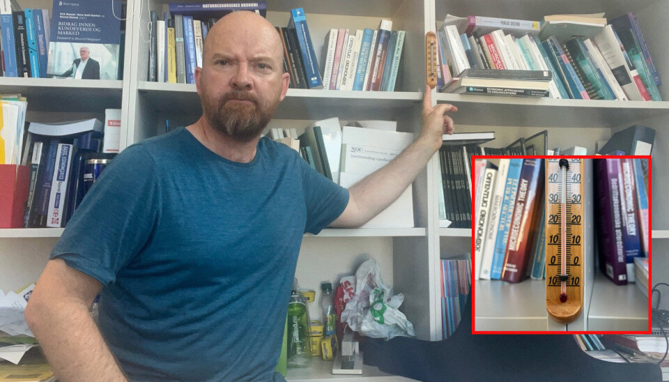 Jon Olaf Olaussen på kontoret sitt på NTNU. Innfelt er nærbilde av gradestokken, som viser 30 grader.