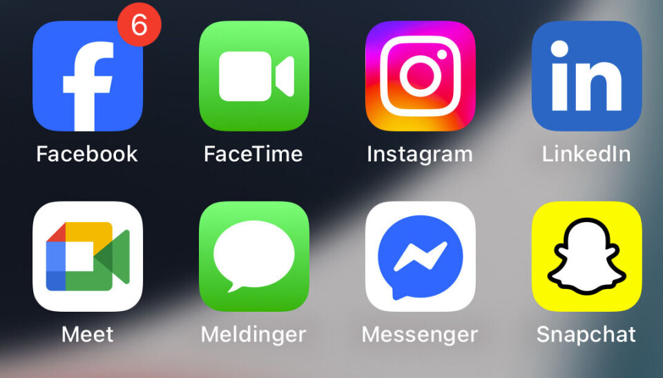I motsetning til andre sosiale medier er noe av det som karakteriserer LinkedIn at det er lagt til rette for å knytte faglige kontakter og nettverk, skriver artikkelforfatterne. Skjermdump fra mobiltelefon med logoen til ulike sosiale medier som Facebook, LinkedIn, Snapchat, X, Instagram og Messenger