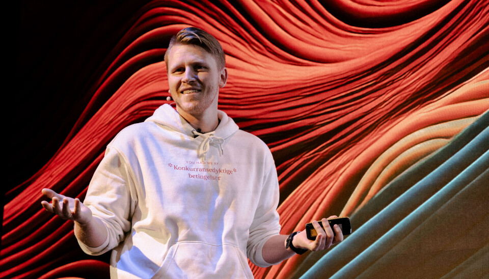 LinkedIn-profil Fredrik Fornes mener Egil Kristensen bommer grundig i sin kritikk av LinkedIn. Fredrik Fornes på en scene