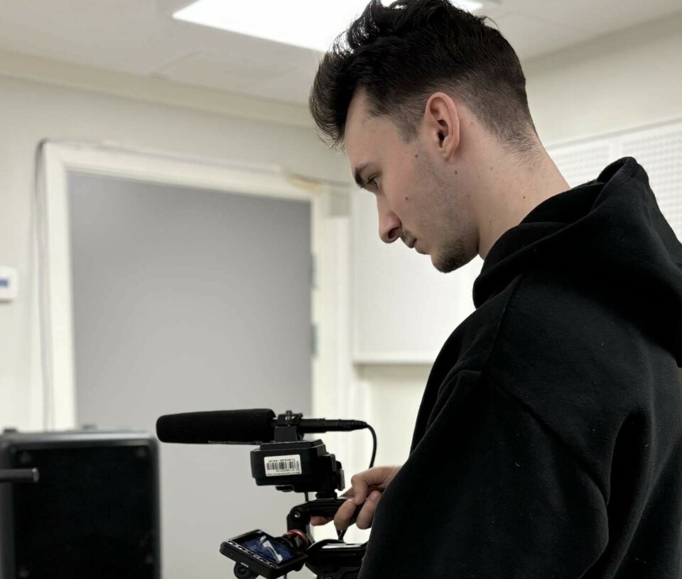 Vladyslav Kyryliuk studerer nå dokumentarfilm og TV-produksjon ved Universitetet i Innlandet (TV-skolen) — bachelorprogram. Han har akkurat fullført første året, og har to år igjen. Vladyslav Kyryliuk er 21 år, er ukrainsk flyktning og studerer nå dokumentarfilm og TV-produksjon ved Universitetet i Innlandet (TV-skolen) – bachelorprogram. Han har akkurat fullført første året, og har to år igjen.