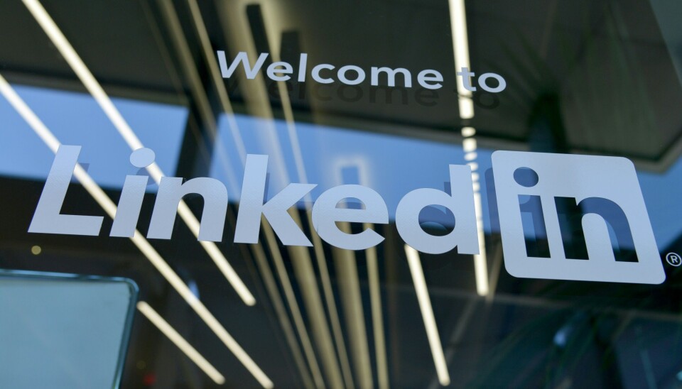 Det er kanskje ikkje LinkedIn som bør leggast først på hoggestabben, skriv artikkelforfattaren. LinkedIn-logo på et vindu