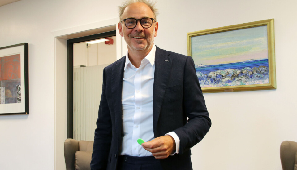 Helge Thorbjørnsen er ny rektor ved NHH. Her holder han nøkkelen til sitt nye kontor. Mann i dress