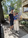 Paret står sammen med sønnen sin foran huset de skal leie i Boston