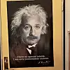 Plakat på ei dør. Det er et bilde av Einstein med et sitat han kom med.