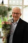 Portrett av Bjarne Kvam med blomster
